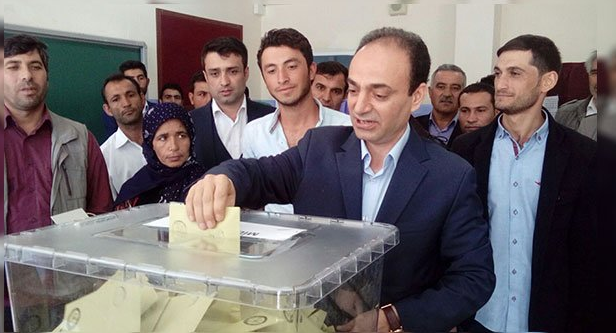 Li Tirkiyê serkirdeyên partiyên serekî dengê xwe bikar tînin